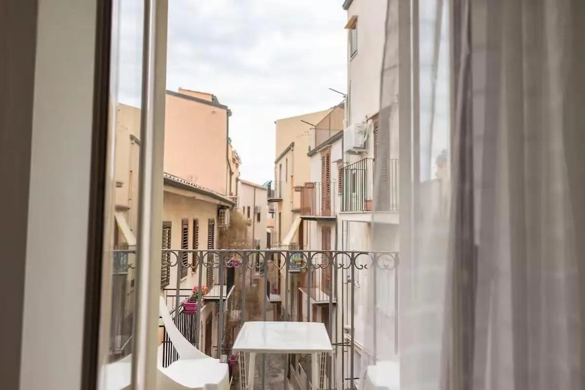 Gin Mare House Bed and Breakfast Cefalù Italië